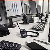 Un poste de travail équipé pour la téléphonie d'affaires